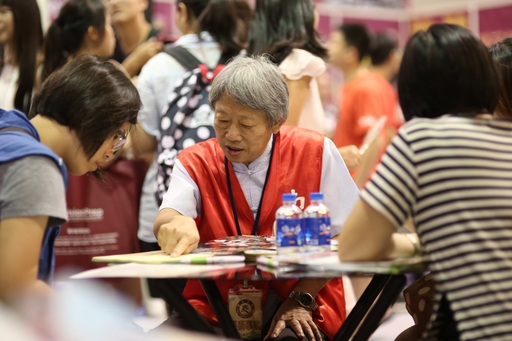 大學博覽會登場 ,南華大學「2+2雙學位」夯,師長為考生介紹學校辦學特色與優勢。