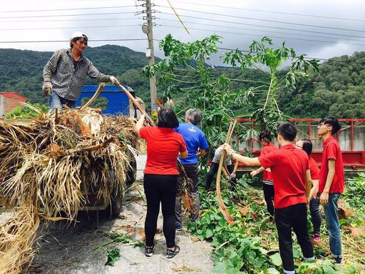 尼伯特颱風過後金車志工協助恢復校園環境