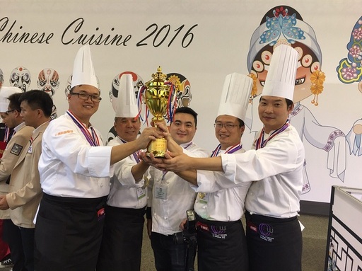 台灣廚師聯盟開平餐飲聯合隊於今年中國烹飪世界大賽奪下團體賽金牌的佳績。(左起為朱華慶師傅、李昭明師傅、夏豪均副校長、莊紋豪師傅、黃景龍師傅)