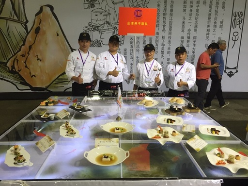 台灣廚師聯盟開平餐飲聯合隊在展台中融入鯉魚、池塘等元素,將中華餐飲美學展現得淋漓盡致。