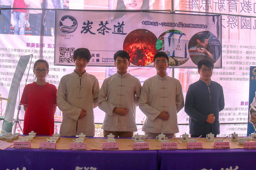 武夷學院茶學專業同學以武夷茶道的展演來詮釋“武夷茶道”之精髓。