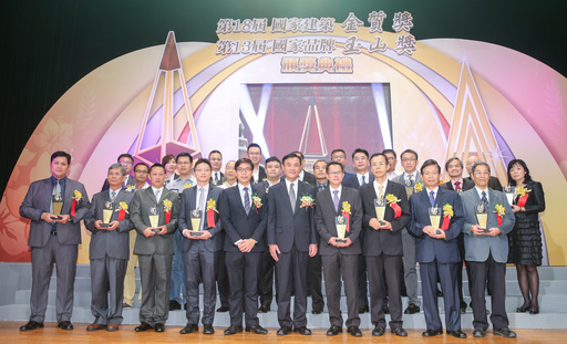 大會主任委員鍾佳濱委員(左五)、立法院長蘇嘉全(左六)親臨致詞頒獎與金質獎得獎廠商合影。