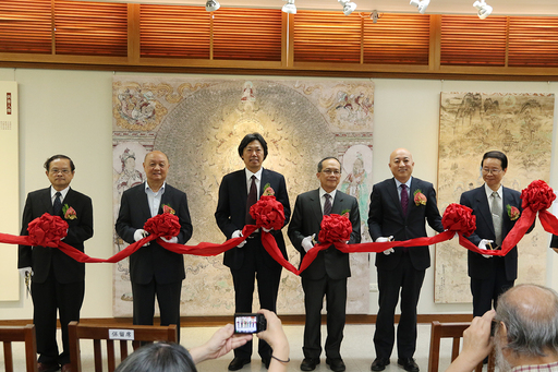 興大副校長張天傑、沈春池文教基金會副董事長嚴雋泰、中國宋慶齡基金會理事丁杰、興大副校長黃振文、敦煌研究院院長王旭東、興大藝術中心主任陳欽忠(左至右)共同開幕剪綵