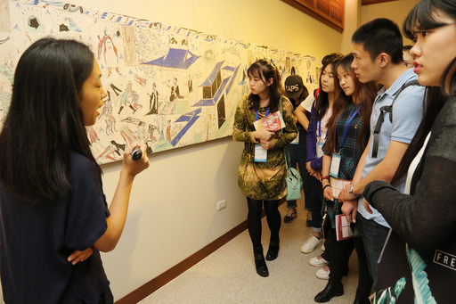 11月17日中興大學藝術中心舉辦「絲路拾珍—敦煌文化藝術展」開幕式,吸引許多學生參觀展覽。