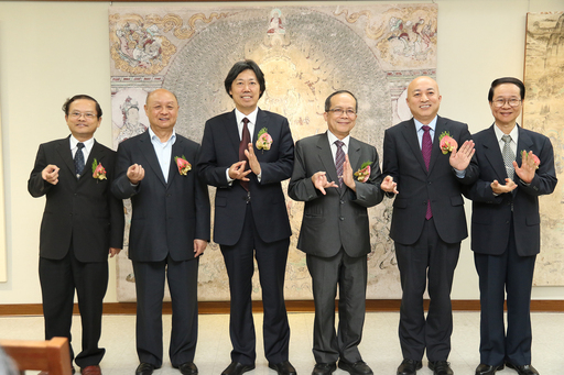 興大副校長張天傑、沈春池文教基金會副董事長嚴雋泰、中國宋慶齡基金會理事丁杰、興大副校長黃振文、敦煌研究院院長王旭東、興大藝術中心主任陳欽忠(左至右)共同開幕剪綵
