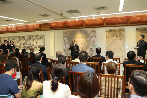 興大副校長張天傑、沈春池文教基金會副董事長嚴雋泰、中國宋慶齡基金會理事丁杰、興大副校長黃振文、敦煌研究院院長王旭東、興大藝術中心主任陳欽忠(左至右)共同開幕剪綵
11月17日中興大學藝術中心舉辦「絲路拾珍—敦煌文化藝術展」開幕式,吸引許多學生參觀展覽。
「絲路拾珍—敦煌文化藝術展」開幕式,興大黃振文副校長致歡迎詞。