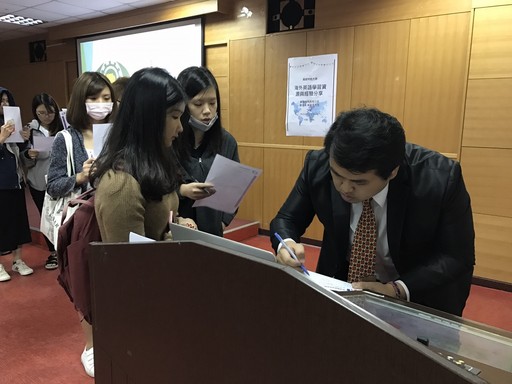 同學們積極發問，與新飛國際營運長鍾朝名良好互動。