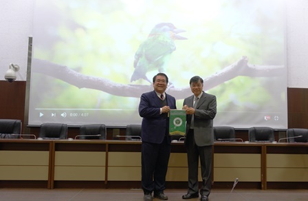 圖說一:陳清燿校長(右)致贈校錦旗與紀念品給楊榮仁校長(左)