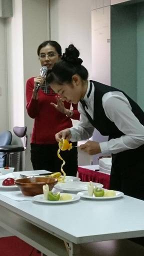 林欣宜老師講解請選手示範水果切割。
