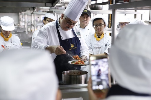美國廚藝學院(The Culinary Institute of America, CIA)講師主廚暨巴西美食大使Almir Da Fonseca親自教授學生巴西道地風味菜。