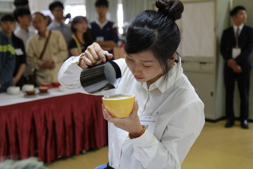 全國校園盃咖啡拉花競賽在中華醫大舉行,選手們拿出本事較量技藝高下
