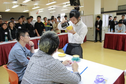全國校園盃咖啡拉花競賽在中華醫大舉行,選手們拿出本事較量技藝高下