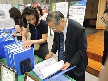 委員進行書面資料檢閱