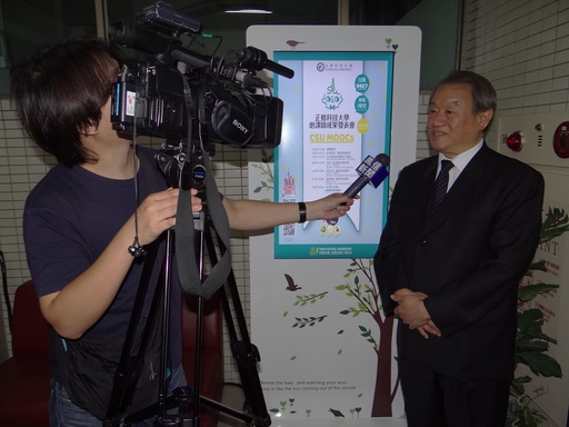 校長龔瑞璋接受電視媒體訪問。