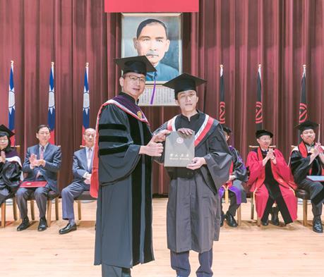 東吳大學第一位全盲畢業生中文系沈柏鴻同學獲頒「特別貢獻」獎