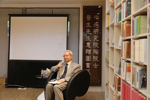 陶院士晉生致贈將畢生珍藏的數千冊圖書給東吳大學圖書館