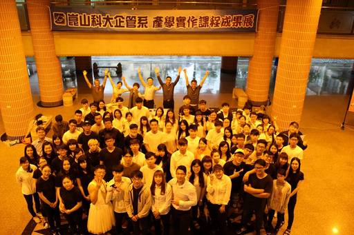 參展全員合影(企管系提供)