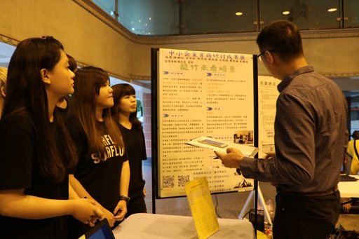 龍崎社區小組向業來賓介紹專題製作內容