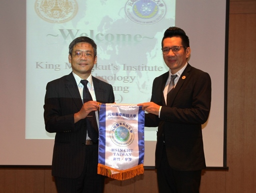 元培林校長贈予泰國孟克國王大學農林院長Dr.Prophan紀念品