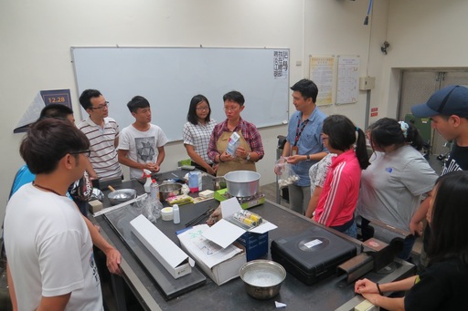 聖約大創設系邀請國際級珠寶飾品設計大師PJ Chen教授於系上時尚媒材創作教室傳授同學複合媒材創作知識與技法