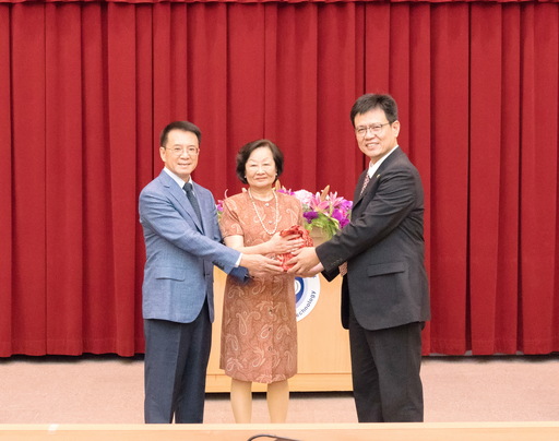 靜宜大學前校長暨財金系講座教授俞明德(右一)榮任中國科技大學校長
