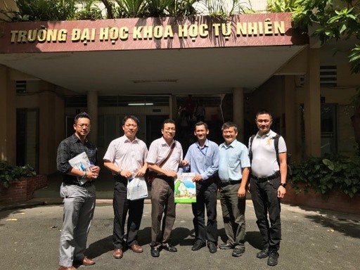 與胡志明理科大學國際事務處 NGUYEN Xuan Vinh 博士合影