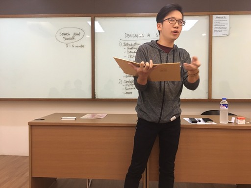 中金院陳同學在英文演說中即興演唱,帶動現場氣氛,博得滿堂彩