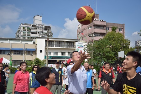 李銘洲主任委員開球