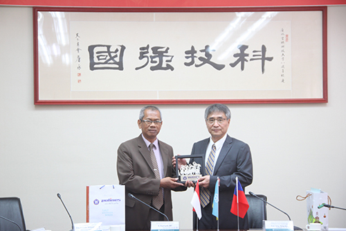 雲科大與印尼Semarang State Polytechnic代表團互換禮物