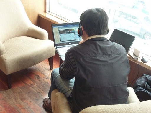 文大EMBA數位課程讓在咖啡館休憩的上班族也可以彈性上線學習。