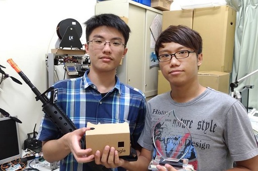 虎尾科大資訊工程系陳國益副教授與多媒體設計系副教授李蕙敏團隊獲獎作品為一款虛擬實境互動系統,透過手機既有的感測器及影像辨識技術,以低成本的方式讓使用者體驗到互動性更佳的 VR (Virtual Reality,虛擬實境)感官體驗。