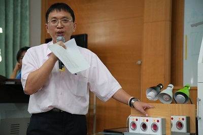 遠東科大資管系老師謝哲人解說作品「監控機台異常狀態方法及其系統」