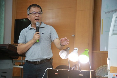 遠東科大工設系老師周德明解說作品「智慧型省電延長線」
