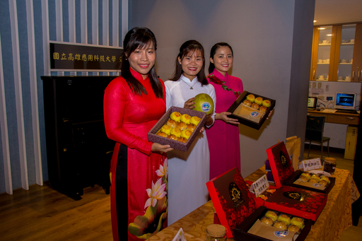 高應大觀光管理系師生研發特製「月餅禮盒」,不僅將台式綠豆椪加入南洋料理元素,連燕巢特產的西施柚也成為月餅內餡,作為校慶最佳伴手禮。