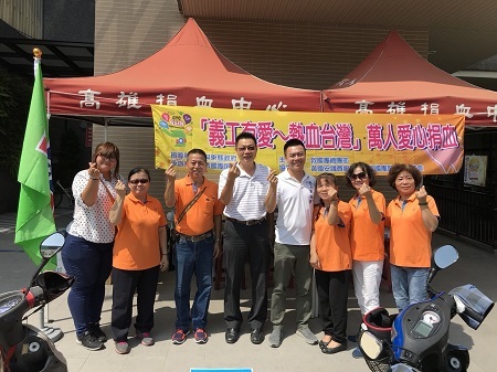 黃國安議員服務處前來向義工及民眾致意
