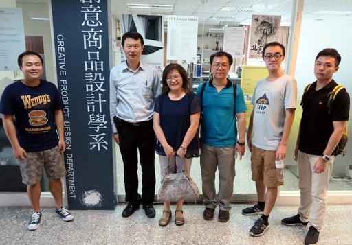 (左起)曹祖維廠長老師、龍希文老師,與臺中家商圖書館主任楊雅惠、資訊媒體組長何篤生等人合影。