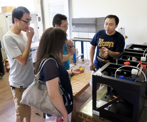 亞大創作工坊曹祖維廠長介紹商設系的3D列印的管理經驗。