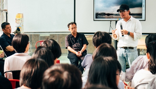 紀錄片《離岸》導演、數媒系系主任林家安分享《離岸》短版作品。
