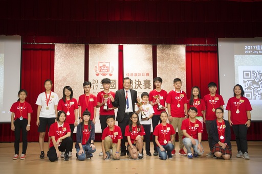 佳音英語首屆全國演說總決賽F組前三名得主與優勝選手合影。