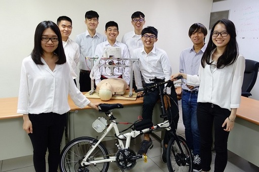 圖說一：《智慧型心肺復甦裝置》與《無線踩踏感測控制之電助力自行車》設計團隊 