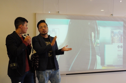 京都地下鐵動畫製作公司社長佐野Ryota(右一)講解展示作品《搭地下鐵吧!》