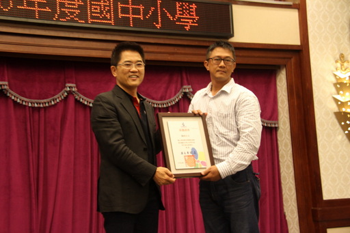 黃健庭縣長11日頒發國中小家長會長當選證書,感謝會長的付出並期多關心及參與學校事務