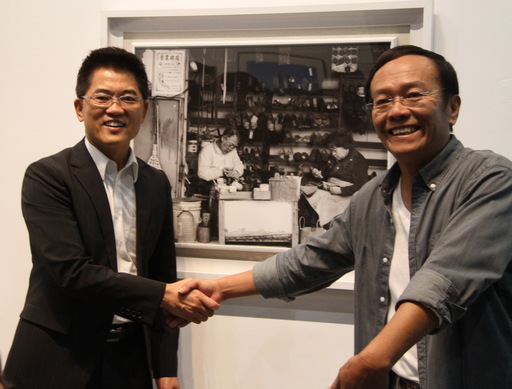 台東縣政府文化處11日辦理2017臺東美展頒獎暨開幕典禮,臺東獎由湯宗榮獲得,由黃健庭縣長頒獎