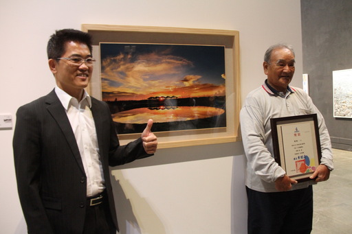 台東縣長黃健庭參觀2017臺東美展獲獎作品,其中攝影類優選得主是縣長國中老師