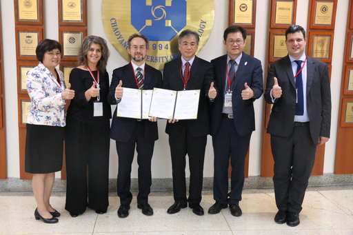 EBN歐洲中小企業育成聯盟育成中心服務部部長 Mr. Giordano Dichter(右一)及台中市政府經濟發展局專門委員江振瑋(右二)受邀擔任簽約儀式見證人。