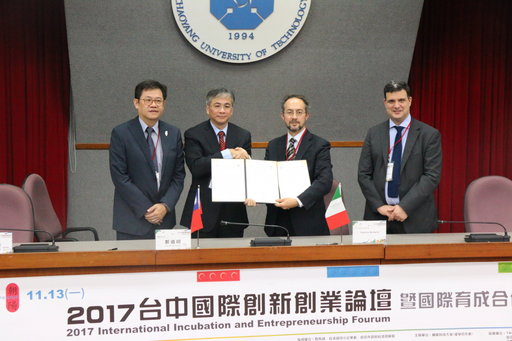 朝陽科大校長鄭道明(左二)與義大利Genova大學技轉中心代表Fabrizio Barberis(右二)簽署合作備忘錄。