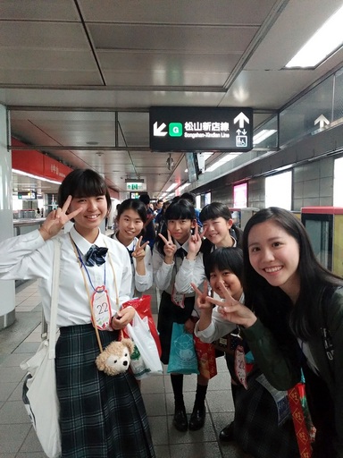 日本學生學習搭乘台北捷運。