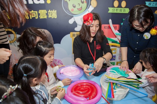 佳音英語參加親子天下Maker Party,教小朋友動手用氣球做巨型棒棒糖。