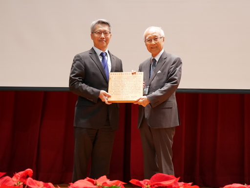 中研院廖俊智院長(左)親自頒授社團法人台灣農學會之農業學術褒獎狀予廖一久院士(右)。