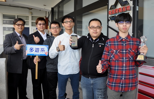 勇奪「行動APP遊程組」全國第一的隊伍,由多遊系黃建基主任(左一)及陳念農老師(左二)指導。